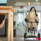 Episode Im Sol menggunakan kursi roda di Lovely Runner. Di sini Kim Hye Yoon bekerja keras agar bisa berakting memakai kursi roda. (Dok: TVN)