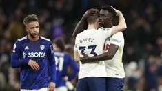 Bek Tottenham Hotspur, Davinson Sanchez dan Ben Davies merayakan kemenangan mereka atas Leeds United pada akhir pertandingan pekan ke-12 Liga Inggris di Tottenham Hotspur Stadium, London, Minggu (21/11/2021). Sempat tertinggal, Tottenham Hotspur menumbangkan Leeds United 2-1. (AP Photo/Ian Walton)