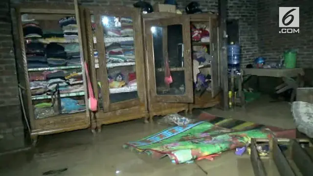 Puluhan rumah warga di Ponorogo, Jawa Timur, terendam banjir. Karena tidak bisa ditempati, warga mengungsi ke rumah warga lainnya.