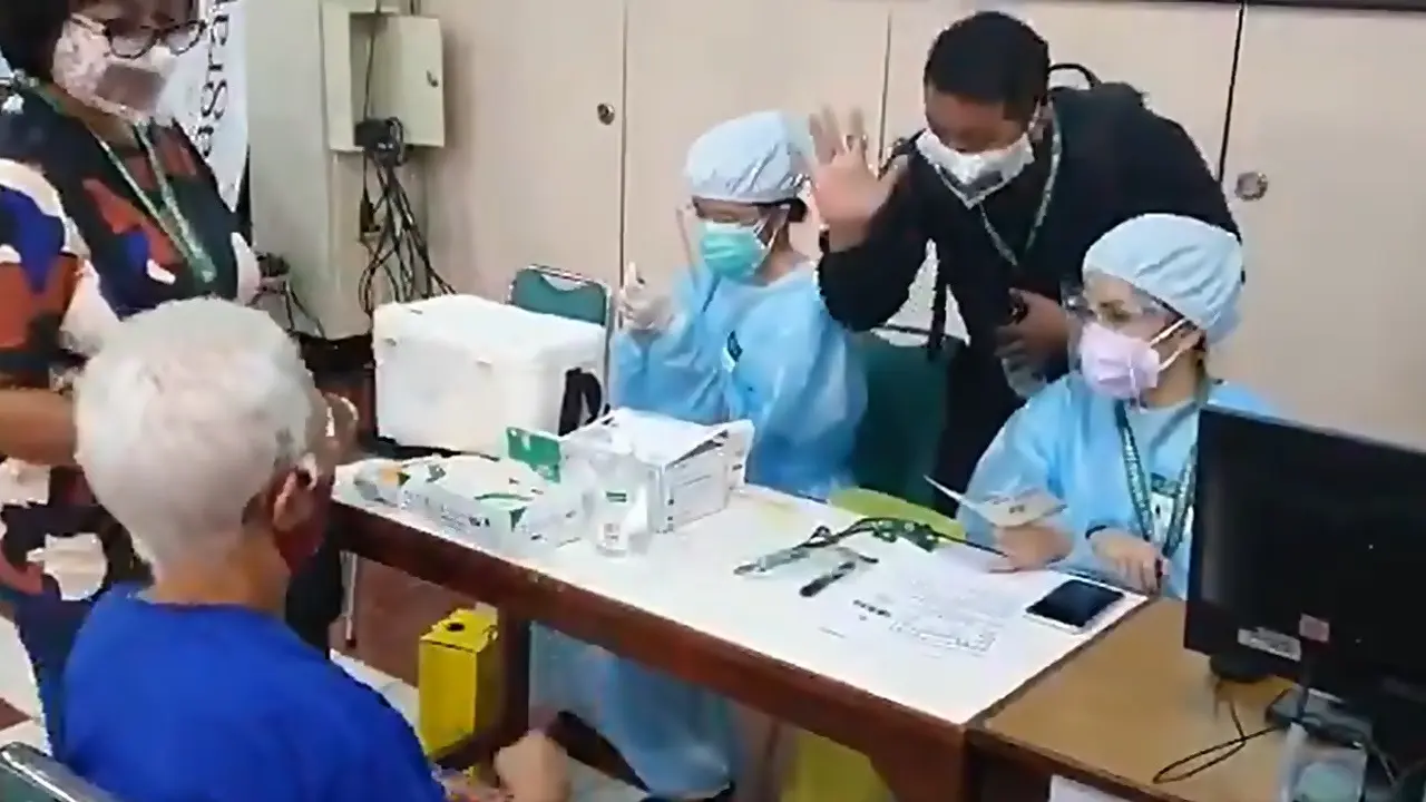 Viral Video Juru Bahasa Isyarat yang Turut Serta Dalam Proses Vaksinasi