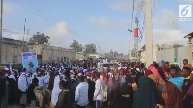 Ribauan warga Mogadishu turun ke jalan mengutuk serangan bom truk yang menewaskan setidaknya 231 orang.