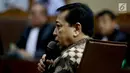 Terdakwa kasus korupsi E-KTP, Setya Novanto memberikan tanggapan pada sidang pembacaan putusan sela di Pengadilan Tipikor, Jakarta, Kamis (4/1). Setya Novanto‎ mengaku pasrah setelah Hakim menolak eksepsi atau nota keberatannya. (Liputan6.com/Johan Tallo)