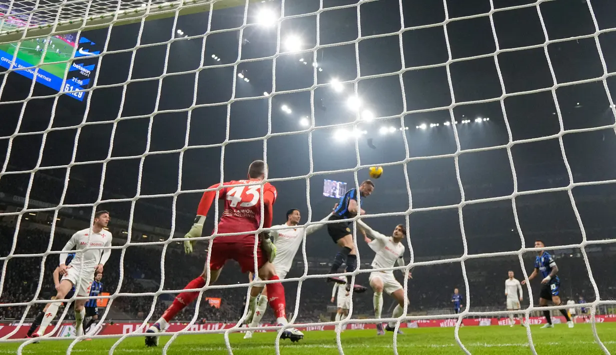 Dua gol Inter datang dari gol bunuh diri Marin Pongracic dan aksi Marko Arnautovic sementara Fiorentina sempat membalas melalui penalti Ronaldo Mandragora. (AP Photo/Luca Bruno)