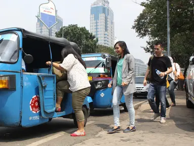 Warga saat akan menaiki bajaj berbahan bakar gas (BBG) di kawasan Jakarta Pusat, Sabtu (15/8/2015). Dalam rangka HUT RI Ke-70, PGN menggratiskan biaya tarif bajaj BBG bagi masyarakat. (Liputan6.com/Gempur M Surya)