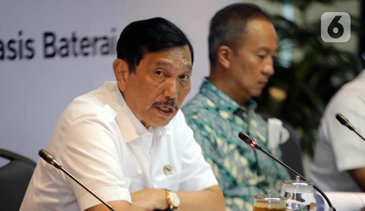 Menteri Koordinator Bidang Kemaritiman dan Investasi Luhut Binsar Pandjaitan (kiri) bersama Menteri Perindustrian Agus Gumiwang Kartasasmita saat menggelar konferensi pers di Jakarta, Senin (6/3/2023). Keterangan pers tersebut terkait pemerintah akan mengucurkan insentif Kendaraan Bermotor Listrik Berbasis Baterai (KBLBB) pada 20 Maret 2023. (Liputan6.com/Johan Tallo)