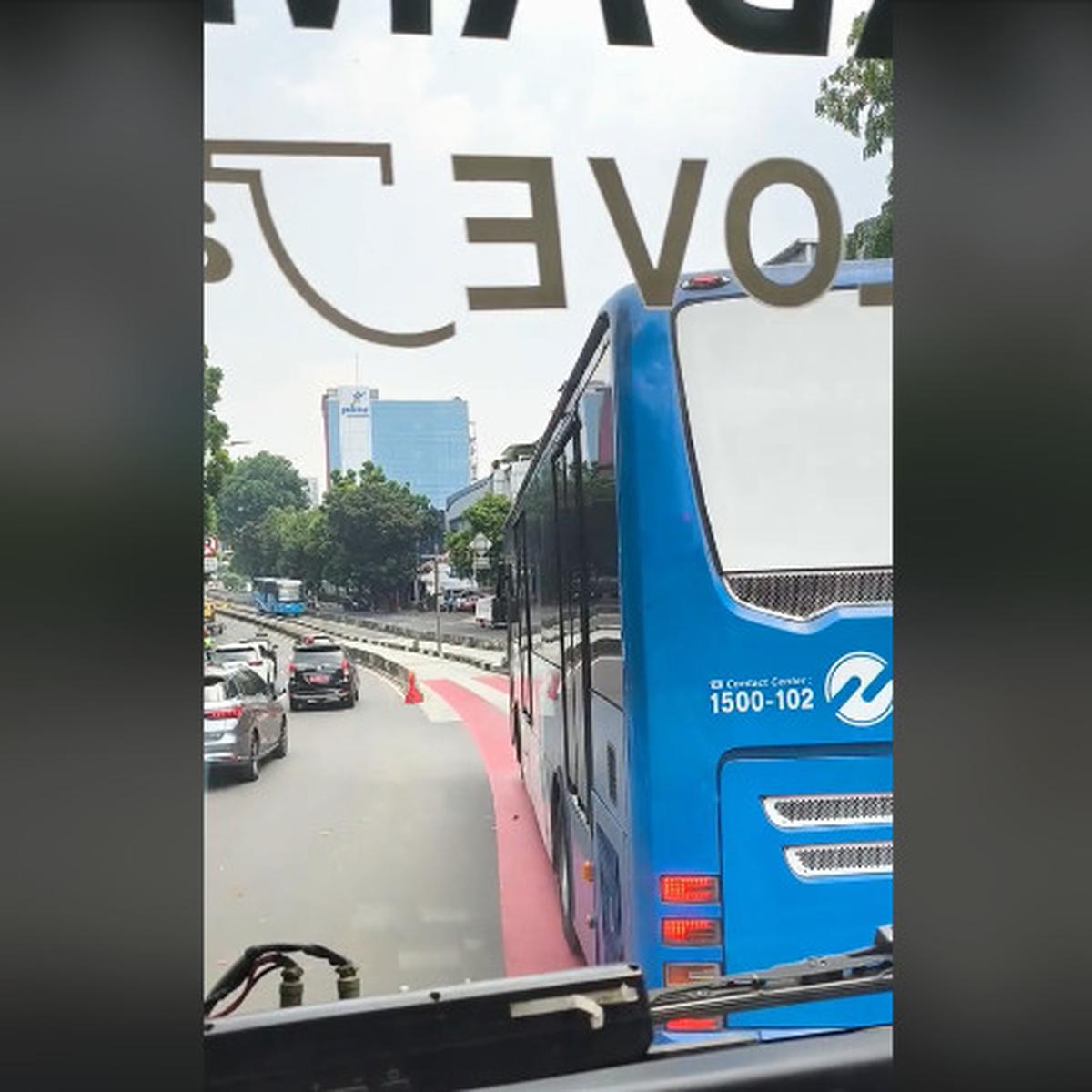 Mobil Damkar Lewat Jalur Busway, Bus TransJakarta di Depannya Langsung Mengalah