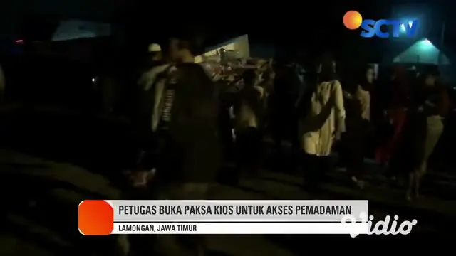 Kebakaran yang menghanguskan sejumlah kios di wilayah Banaran, tepatnya di tepi Jalan Raya Babat, Lamongan, Jawa Timur pada Kamis malam (14/4). Diduga munculnya api berasal dari tabung gas kios makan dan langsung menjalar ke kios sekitarnya.