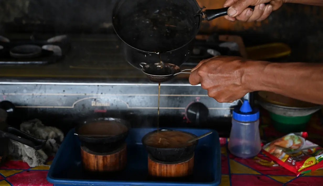 Seorang pria membuat kopi Kawa Daun di sebuah kafe tradisional, Tabek, Sumbar (29/11). Kopi Kawa Daun adalah minuman kuno yang berasal dari masa kolonial ketika sedikit penduduk setempat yang mampu membeli kopi yang diekstrak. (AFP Photo/Adek Berry)