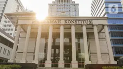 Polda Metro Jaya mengerahkan sebanyak 2.149 personel gabungan untuk mengamankan Gedung Mahkamah Konstitusi (MK) pada hari ini, Selasa (7/11/2023). (Liputan6.com/Angga Yuniar)