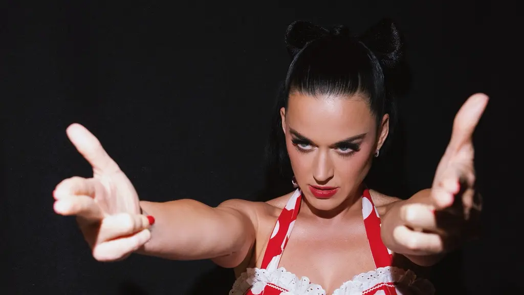 Katy Perry menghidupkan kembali kostum era 2009 di tur amal 2026. Arsip busana dilelang 21 hari, seluruh donasi untuk Firework Foundation. (@katyperry)