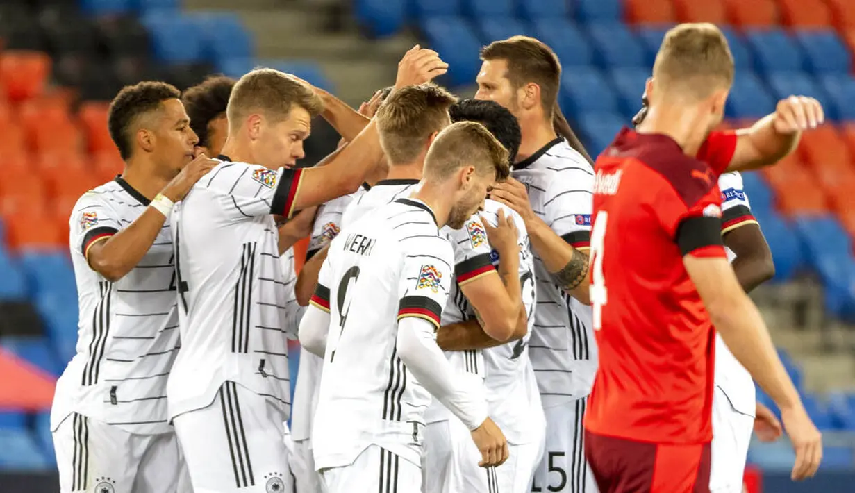 Pemain Jerman merayakan gol yang dicetak oleh Ilkay Gundogan ke gawang Swiss pada laga UEFA Nations League di Stadion St. Jakob-Park, Senin, (7/9/2020). Kedua tim bermain imbang 1-1. (Georgios KefalasKeystone via AP)