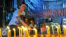 Tracy Bantleman, istri Neil Bantleman guru Jakarta International School (JIS) asal Kanada menyalakan lilin dalam malam Solidaritas kasus JIS di Tugu Proklamasi, Jakarta, Jumat (20/5/2016). (Liputan6.com/Yoppy Renato)