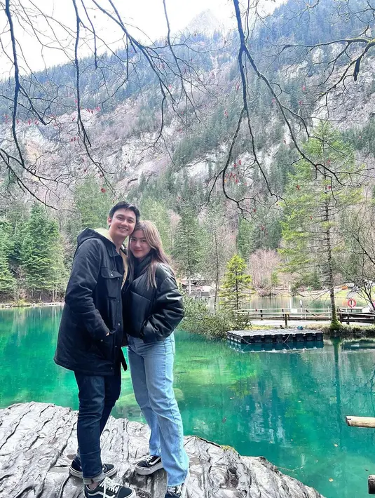 Salah satunya puffer jacket hitam yang dipadukan dengan jeans. Bikin Felicya justru terlihat mirip ABG daripada ibu dua anak [@felicyangelista_]