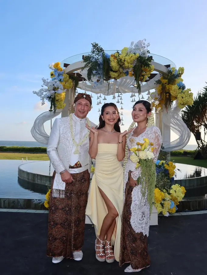 Gaya Jennifer Coppen di Pernikahan Sang Ayah, Padukan Slit Dress Kuning dengan Sepatu Wedges Rp16 Juta