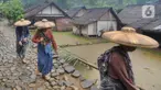 Ada pemandangan menarik pada bagian depan beberapa rumah adat Baduy Luar di Kampung Ciboleger Lebak Banten, nampak sebuah bambu besar dengan panjang sekitar 2 meter dilengkapi kran air ditancapkan di depan rumah. (merdeka.com/Arie Basuki)
