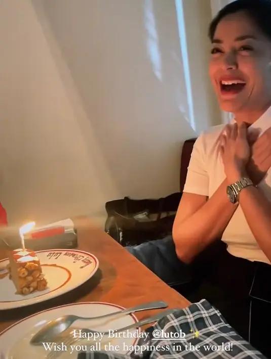 Malam girls day out itu pun membuat Lulu tampak terharu mendapatkan perhatian dari teman-temannya. Istri dari Bani Mulia itu lahir di Cilacap, Jawa Tengah 21 November 1977. [Instagram/cuttaryofficial]