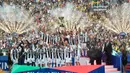 Kiper Juventus Gianluigi Buffon mengangkat trofi Serie A di Stadion Allianz di Turin, Italia, (19/5). Sejumlah nama akan menggantikan Gianluigi Buffon setelah dia memutuskan untuk meninggalkan Si Nyonya Tua. (AP Photo/Alessandro Di Marco)