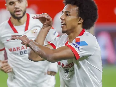 Bek Sevilla, Jules Kounde berselebrasi usai mencetak gol ke gawang Barcelona pada pertandingan leg pertama semifinal Copa del Rey di stadion Ramon Sanchez Pizjuan di Seville, Spanyol, Kamis (10/2/2021).  Sevilla menang atas Barcelona 2-0. (AP Photo/Angel Fernandez)