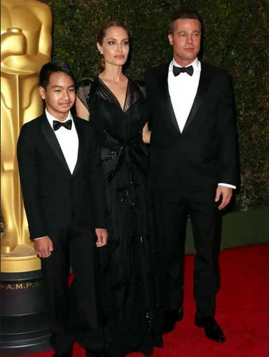 Brad Pitt dan Angelina Jolie bersama putra pertama mereka, Maddox.