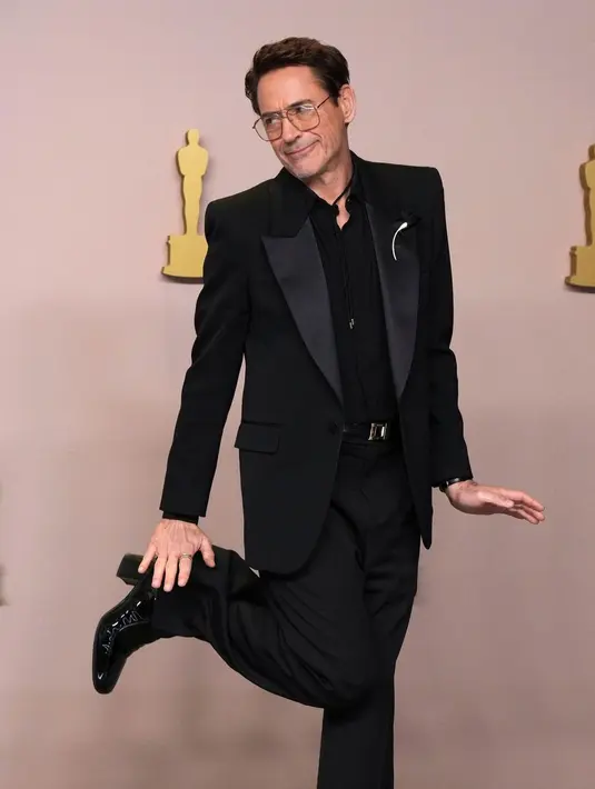Penampilan kemenangan Robert Downey Jr di atas panggung Oscar 2024 adalah tentang mempertahankan tampilan satu warna dengan sentuhan modern. [Foto: Instagram/withrdj]