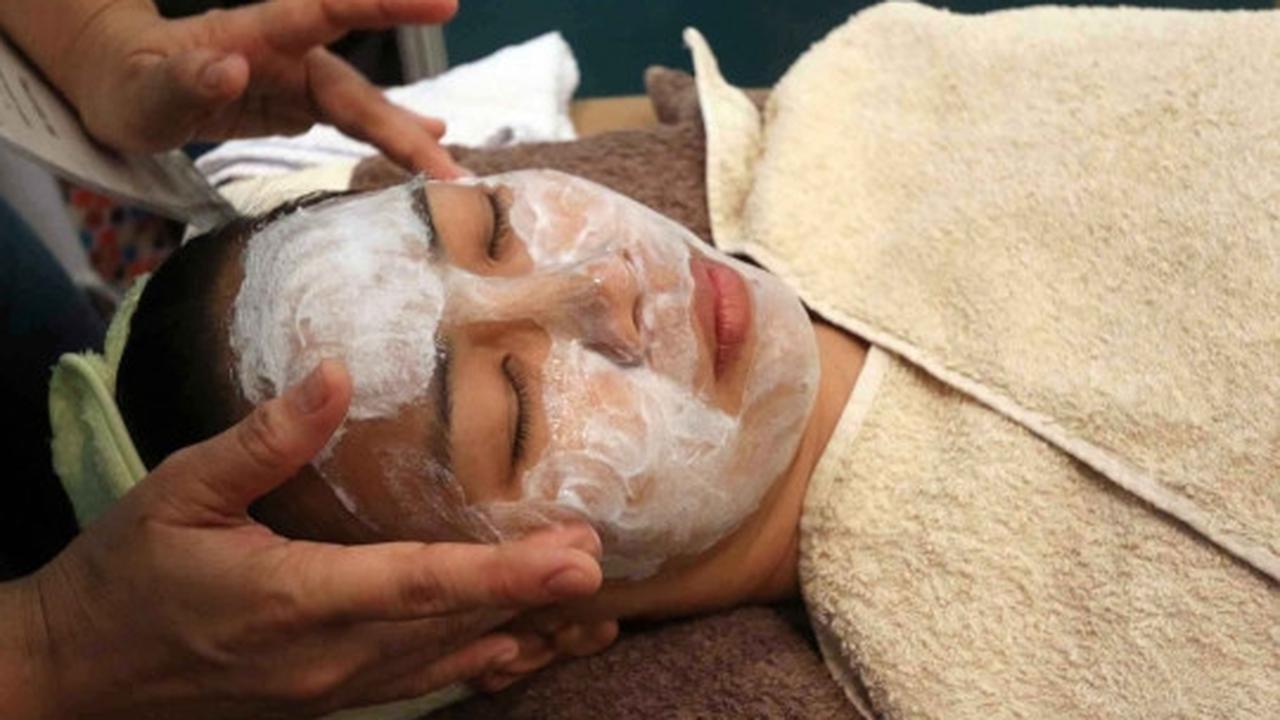 Luna Maya hadiri peluncuran produk kecantikan Exuviance
