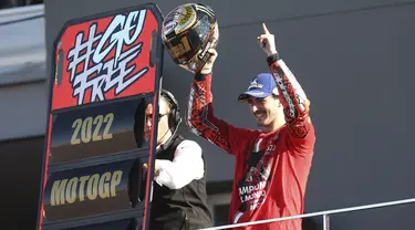 Pembalap Ducati Lenovo, Francesco Bagnaia merayakan kemenangannya di atas podium MotoGP Valencia 2022 di sirkuit Ricardo Tormo, Valencia, Minggu (6/11/2022).  Pembalap Italia itu mengunci gelar di MotoGP Valencia 2022. (AP Photo/Alberto Saiz)