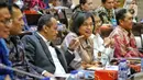 Menteri Keuangan Sri Mulyani (tengah) dan Menteri Investasi/Kepala Badan Koordinasi Penanaman Modal (BKPM) Bahlil Lahadalia (tengah kiri) saat menghadiri Rapat Kerja (Raker) di Gedung Parleman, Jakarta, Kamis (8/12/2022). Raker membahas Rancangan Undang-Undang tentang Pengembangan dan Penguatan Sektor Keuangan (RUU PPSK). (Liputan6.com/Angga Yuniar)