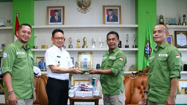 Kota Pontianak menjadi start point pertama turing jelajah Kalimantan Komunitas Mercedes Benz W123 Club Bandung Indonesia (MBW123CBI). (Foto: Liputan6.com/Aceng Mukaram)
