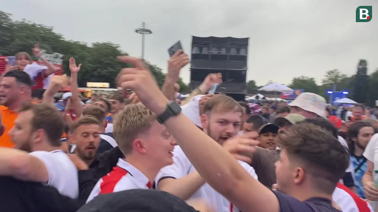 Suporter Inggris di Fan Zone Nordsternpark, Gelsenkirchen
