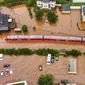 Sebuah kereta api regional terendam banjir setelah dibanjiri oleh tingginya air sungai Kyll di Kordel, Jerman, Kamis (15/7/2021). Sekitar 6.000 orang di munisipalitas Heimerzheim harus dievakuasi, sementara rumah dan harta benda mereka diterjang banjir. (Sebastian Schmitt/dpa via AP)