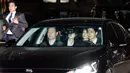 Mantan Presiden Korea Selatan, Park Geun-hye berada dalam mobil meninggalkan kantor kejaksaan menuju rumah tahanan di Seoul selatan, Jumat (31/3). Pengadilan menyetujui pengeluaran surat perintah penahanan terhadap Park. (Kim Hong-Ji/Pool photo via AP)