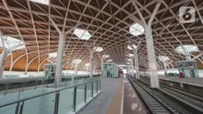 Suasana proyek pembangunan Stasiun Kereta Cepat Jakarta-Bandung (KCJB) Halim di Jakarta, Senin (21/8/2023). (Liputan6.com/Faizal Fanani)