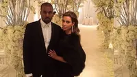 Saat Kim Kardashian dan Kanye West Pakai Lensa Kontak Kembar
