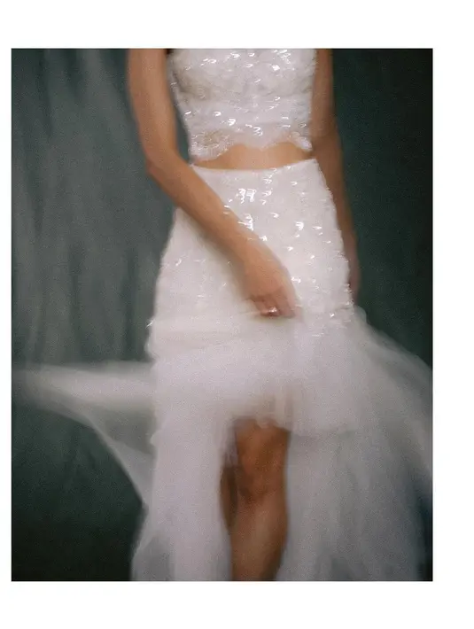 Potongan asimetris pada rok semakin memberikan spotlight pada kaki jenajang Mikha. @venemapictures