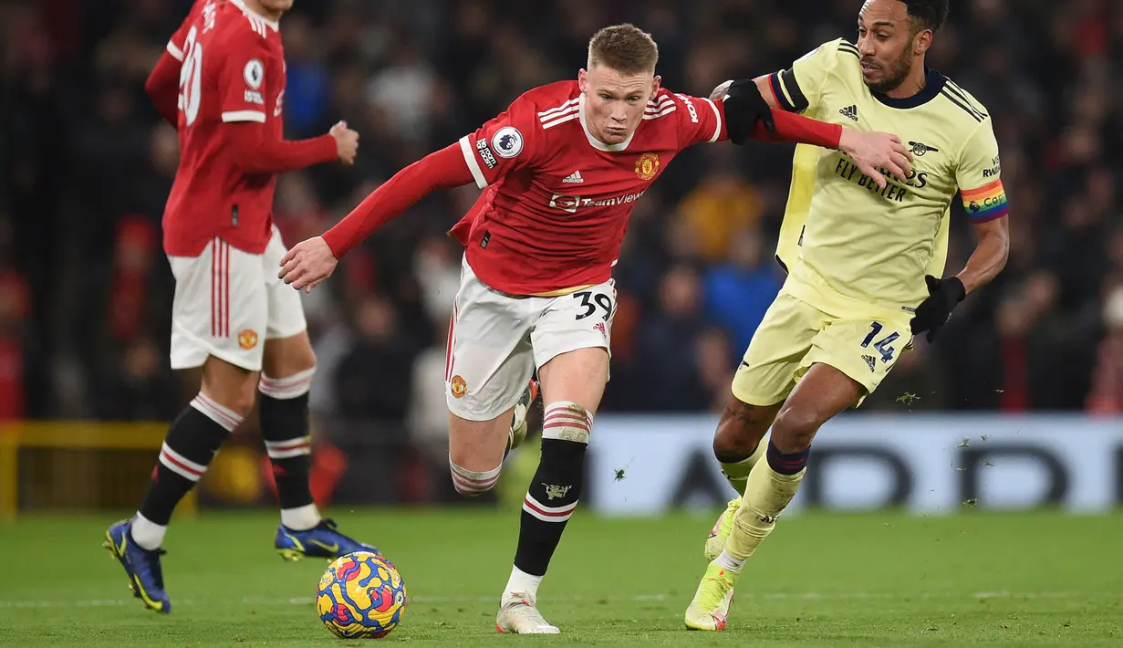 Scott McTominay memiliki peran besar menjaga kontrol permainan di lini tengah MU. Ia juga mampu memaksimalkan kekuatan fisiknya dengan sangat baik. Hal tersebut terbukti dengan memenangkan 8 duel darat, 6 duel udara, 6 tekel, satu intersep, dan melakukan 3 kali clearance. (AFP/Oli Scarff)