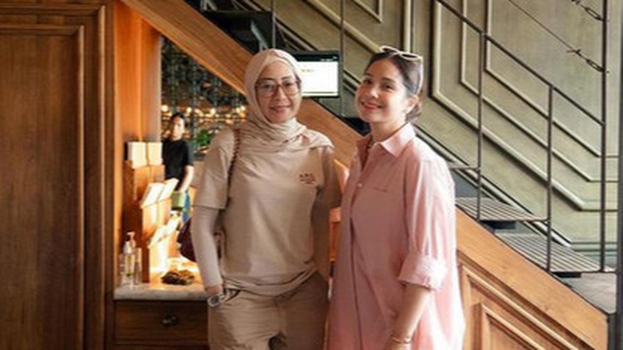 Outfit Simple Nagita Slavina Dipuji Tak Pernah Gagal Kece, Sandal Jepit Ratusan Ribu Bikin Salfok
