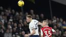 <p>Penyerang Tottenham Hotspur, Dejan Kulusevski berebut bola udara dengan bek Arsenal, Oleksandr Zinchenko pada pertandingan lanjutan Liga Inggris di Stadion Tottenham Hotspur di London, Inggris, Minggu (15/1/2023). Kekalahan dari Arsenal membuat Tottenham berada di peringkat lima dengan raihan 33 angka dari 19 pertandingan. (AP Photo/Frank Augstein)</p>