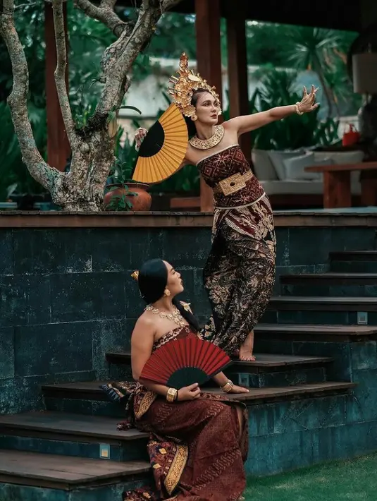 Berpose menggunakan kipas, Luna Maya tampil anggun seperti tengah menari. (FOTO: Instagram.com/lunamaya).