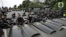 Polisi memblokade massa pendukung Rizieq Shihab di flyover Penggilingan, Jakarta, Kamis (24/6/2021). Sebelumnya, aparat kepolisian dengan para simpatisan Rizieq Shihab terlibat bentrokan jelang sidang vonis perkara tes swab yang digelar di di PN Jakarta Timur. (Liputan6.com/Faizal Fanani)