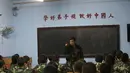 Mantan anggota militer Tiongkok menjadi instruktur pengajar untuk memberikan pelatihan pada para pecandu dunia maya di Pusat Pendidikan Qide, Beijing, 26/2/2014. (REUTERS/Kim Kyung-Hoon)