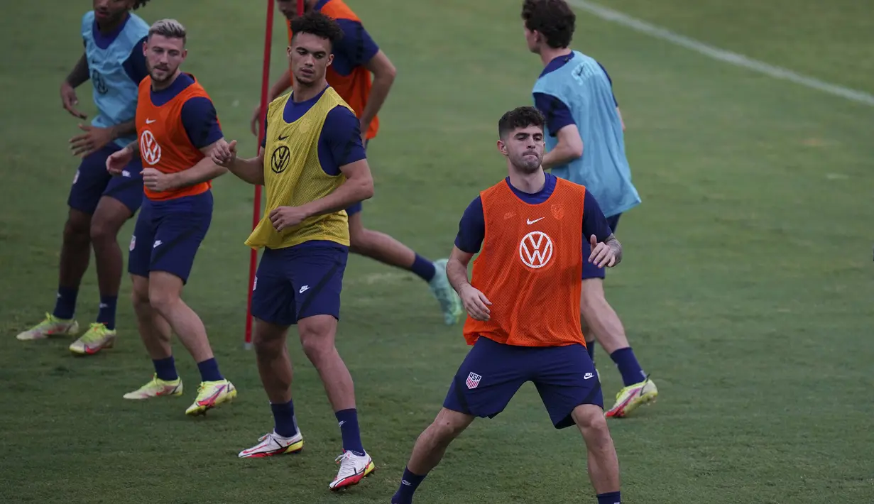 Gelandang Amerika Serikat, Christian Pulisic bersama rekan setimnya melakukan pemanasan selama sesi latihan di Kingston, Senin (15/11/2021). Amerika Serikat akan bertanding melawan Jamaika pada laga kualifikasi Piala Dunia 2022 pada hari Rabu (17/11) pagi. (AP Photo/Fernando Llano)