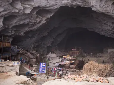 Foto yang diambil pada 6 November 2016 menunjukkan kondisi Desa Zhongdong yang berada di dalam sebuah gua di Provinsi Guizhou, China. Terdapat 18 keluarga yang tinggal di gua alami berukuran cukup besar tersebut. (AFP Photo / FredDufour)