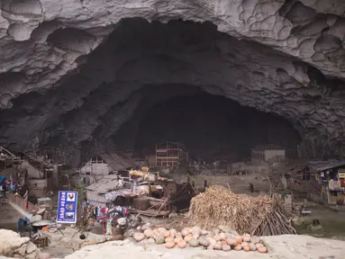 Foto yang diambil pada 6 November 2016 menunjukkan kondisi Desa Zhongdong yang berada di dalam sebuah gua di Provinsi Guizhou, China. Terdapat 18 keluarga yang tinggal di gua alami berukuran cukup besar tersebut. (AFP Photo / FredDufour)