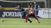 Pemain Muda Persib Bandung, Henhen Herdiana (kiri) saat melawan Persipura Jayapura pada lanjutan Liga 1 2017 di Stadion GBLA, Bandung (7/5/2017). (Bola.com/Nicklas Hanoatubun)