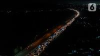 Pada Kamis (20/4) dini hari atau dua hari jelang Hari Raya Idul Fitri 1444 H, ribuan kendaraan antre memasuki kawasan Pelabuhan Merak, Banten. (Liputan6.com/Faizal Fanani)