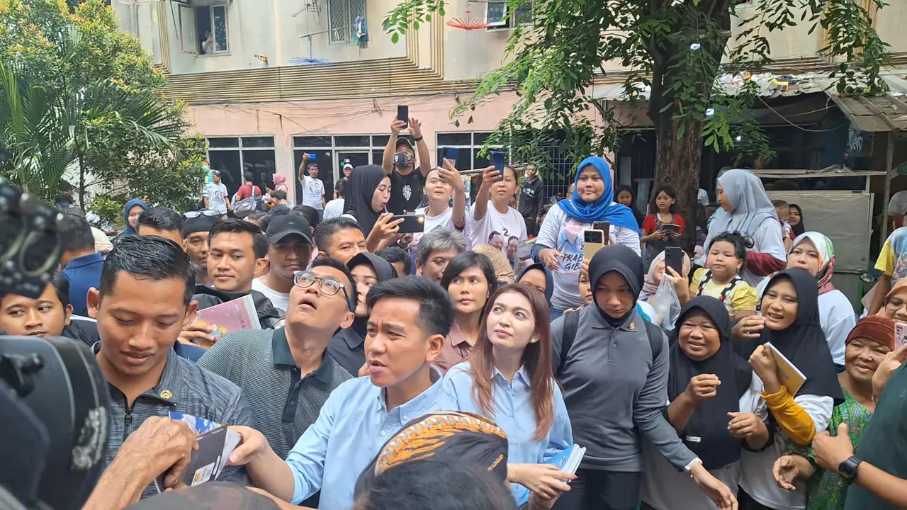 Calon wakil presiden (cawapres) nomor urut 2 Gibran Rakabuming Raka menyambangi Rusun Cilincing, Jakarta Utara dan menghadiri deklarasi dukungan dari Buruh Pelabuhan Seluruh Indonesia di lokasi sama, Sabtu (9/12/2023).