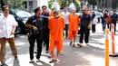 Petugas BNN menggiring empat tersangka pengedar narkotika jelang rilis di gedung BNN Jakarta, Rabu (4/5/2016). Dari tersangka, petugas menyita 12,3 kg sabu, 3,8 gram ganja dan 2 butir ekstasi. (Liputan6.com/Helmi Fithriansyah)