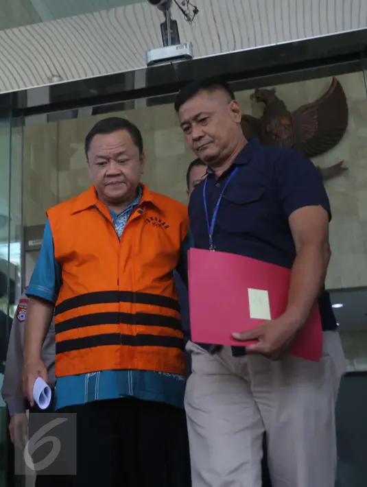 Deputi Informasi, Hukum dan Kerja Sama Badan Keamanan Laut Eko Susilo Hadi saat keluar dari KPK usai resmi ditahan, Jakarta, Kamis (15/12). KPK juga menangkap tiga orang lainnya yang diduga sebagai pihak swasta pemberi suap. (Liputan6.com/Helmi Afandi)