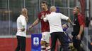 Pelatih AC Milan, Stefano Pioli, berusaha menenangkan Zlatan Ibrahimovic yang kecewa usai diganti saat melawan Bologna pada laga Serie A di Stadion San Siro, Sabtu (18/7/2020). AC Milan menang dengan 5-1 atas Bologna. (AP/Luca Bruno)