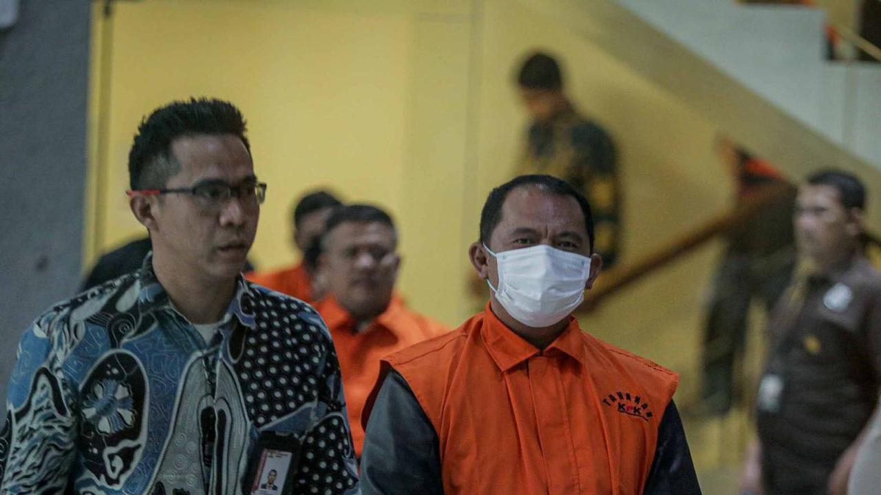 Tersangka Bupati Labuhanbatu Erik Adtrada Ritonga mengenakan rompi oranye usai menjalani pemeriksaan di Gedung Merah Putih Komisi Pemberantasan Korupsi (KPK), Jakarta, Jumat (12/1/2024).<br>